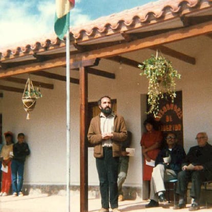 Pica pronuncia un discurso en el porche del colegio Juan XXIII, en una imágen sin fechar.