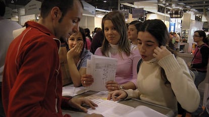 Varias j&oacute;venes reciben informaci&oacute;n en una feria de empleo en Valencia