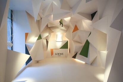El diseño que Pepe Leal ha creado para LOEWE SOLO Origami (Francisco de Rojas, 2. Madrid) se inspira en los pliegues de la papiroflexia.