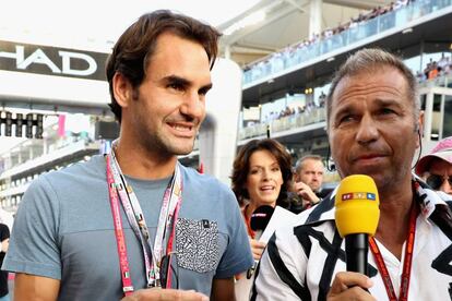 El tenista Roger Federer en la parrilla antes del Gran Premio de Fórmula Uno de Abu Dhabi en el circuito de Yas Marina.