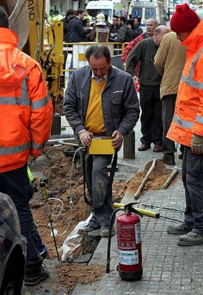 Un operario revisa las conducciones de gas afectadas por un segundo accidente en Santa Coloma.