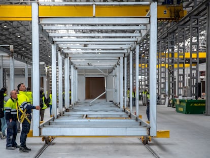 Varios trabajadores construyen una vivienda en la planta de la empresa Aedas Home, en Toledo.