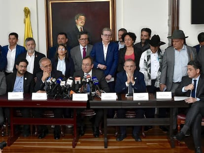 El ministro del Interior (c), Alfonso Prada, radica el proyecto de ley, este martes en el Congreso.