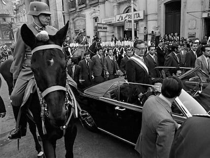 Augusto Pinochet (a caballo) escolta el auto del nuevo presidente, Salvador Allende, el 4 de noviembre de 1970.
