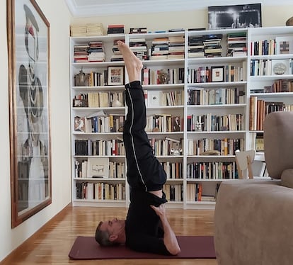 Toni Cantó practica yoga en su domicilio.