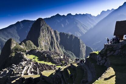 Por mucho que uno sepa lo que se va a encontrar, es inevitable sorprenderse al contemplar Machu Picchu desde la Puerta del Sol, sobre todo, después de cuatro días recorriendo el Camino Inca. Pero esta antigua ciudadela no es única solo por el espectacular paisaje que la enmarca, o por cómo se aferra a las laderas andinas, sino porque sigue siendo un enigma total. nadie sabe por qué se construyó, ni por qué se abandonó. Entre las muchas teorías, caben hasta las que apuntan a una zona de aterrizaje para alienígenas. Hiram Bingham, el arqueólogo que encontró las ruinas en 1911 y las excavó durante años creyó que había encontrado Vilcabamba, la ciudad perdida de los incas. Al final, cada visitante se crea su propia teoría cuando llega, no sin esfuerzo, al Templo de la Luna, en la cima del Huayna Picchu, la montaña que se alza sobre las ruinas (al fondo, en la foto). A Machu Picchu los viajeros suelen llegar desde Cuzco en tren hasta Aguas Caliente. Desde el kilómetro 88 se pueden recorrer a pie los 42 kilómetros del Camino Inca.