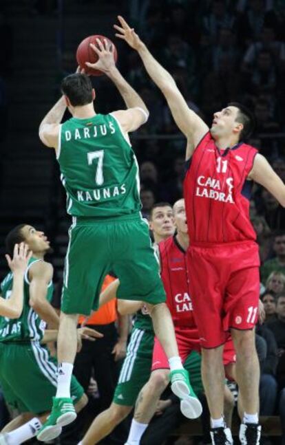 Lavrinovic tira a canasta ante Milko Bjelica.