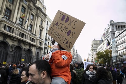 Otros eslóganes que se han lanzado en la manifestación de Madrid: “No es un caso aislado, se llama patriarcado”, “Que no, que no, que no tenemos miedo” o “Los niños no se compran, mi vientre no se alquila”.