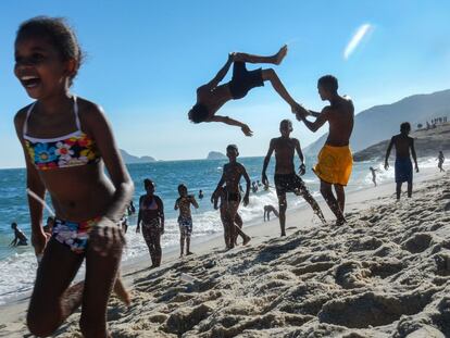 Un grupo de jóvenes juega a hacer piruetas en la playa Macumba del barrio de Barra di Tijuca, al suroeste de Río de Janeiro. Una de las premisas que Christoph Simon dio a sus alumnos fue que intentaran captar la espontaneidad y huyeran de los posados.