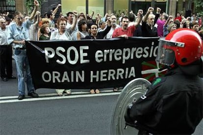 Manifestación a favor de Otegi ante la sede del PSE en San Sebastián.