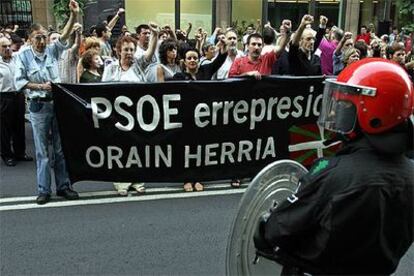 Manifestación a favor de Otegi ante la sede del PSE en San Sebastián.