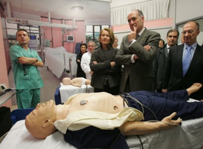 El rector de la UPV, Iñaki Goirizelaia (centro), ayer durante la inauguración del nuevo centro de medicina virtual.