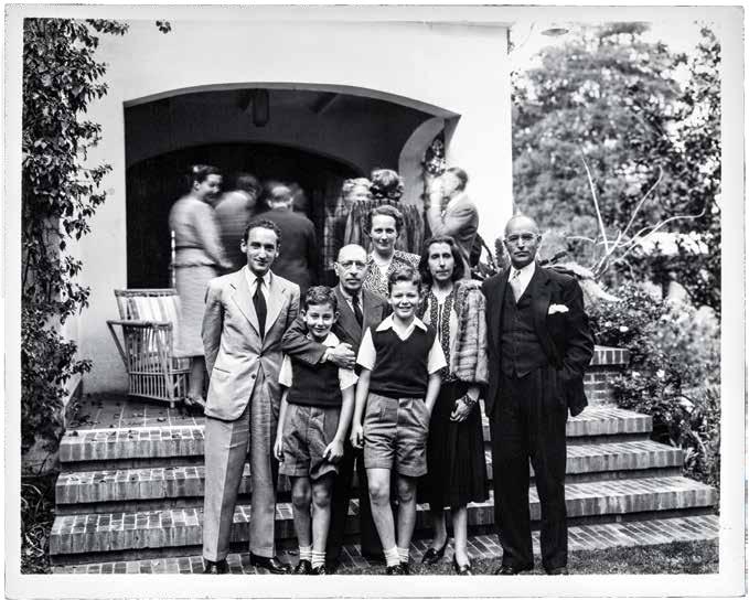 La familia Prieto junto con Ígor Stravinski en el jardín de su casa, 1948, en una imagen cedida por la familia. 