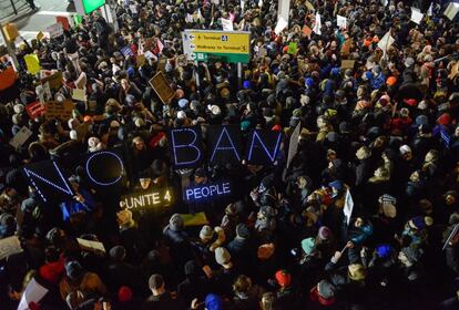 Cientos de personas protestan en el aeropuerto de Nueva York JFK. 