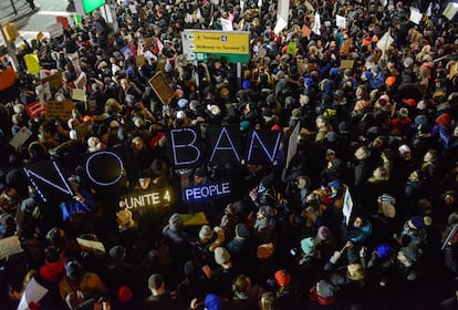 Cientos de personas protestan en el aeropuerto de Nueva York JFK. 