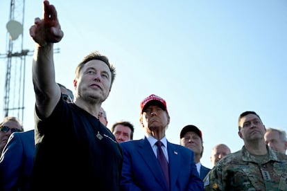 Elon Musk speaks with US President-elect Donald Trump during a SpaceX rocket launch in Brownsville, Texas, on November 19.