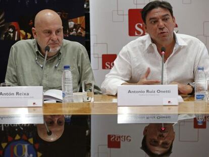 El presidente de la SGAE, Antón Reixa (izda), y el presidente de la Fundación Autor, Antonio Ruíz Onetti, durante la presentación en la sede madrileña de la entidad de gestión del Anuario SGAE 2012 de las Artes Escénicas, Musicales y Audiovisuales.
