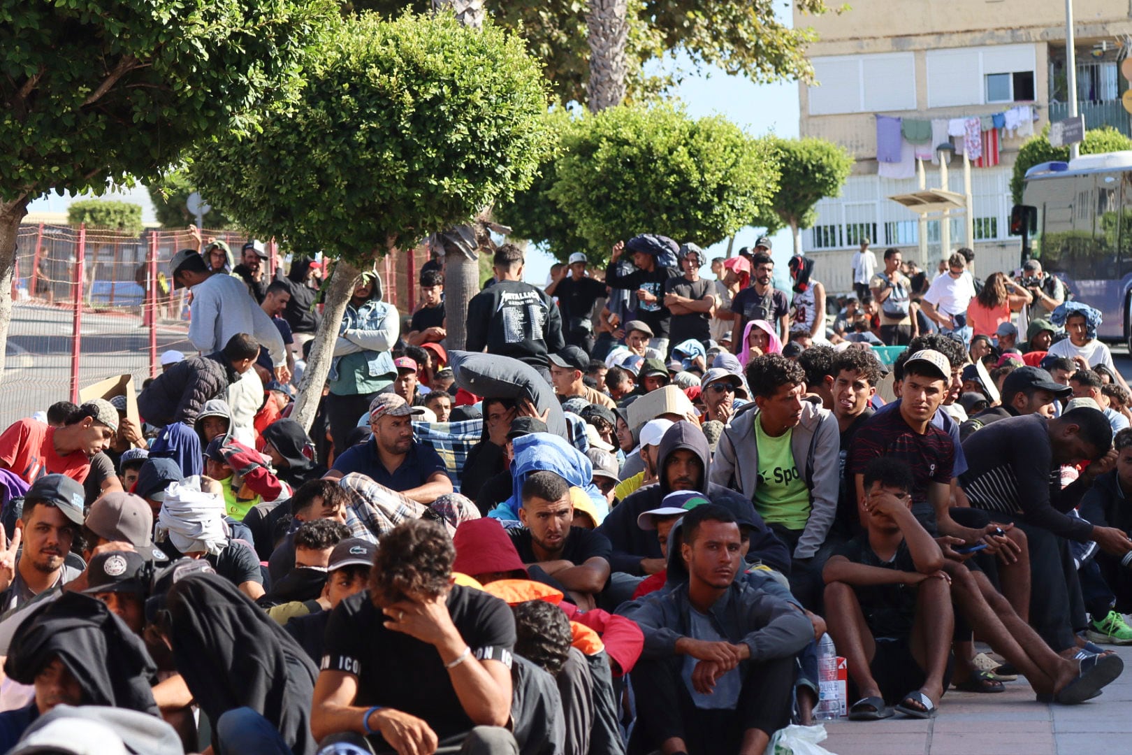 Última hora de la entrada de inmigrantes a Ceuta, en directo | La Delegación del Gobierno en Ceuta contradice a Robles y niega haber recibido información que anticipara la crisis