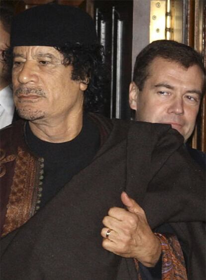 Muammar el Gaddafi, seguido de Medvédev, ayer en Moscú.