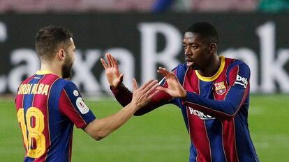 Jordi Alba (a la izquierda) felicita a Ousmane Dembélé por su gol.