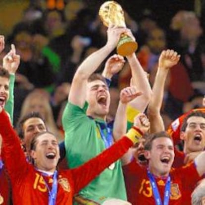 El capitán de La Roja, Iker Casillas, levanta la copa de campeones del mundo de fútbol en Sudáfrica el pasado 11 de julio.