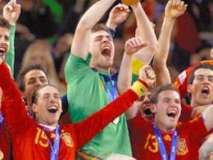 El capitán de La Roja, Iker Casillas, levanta la copa de campeones del mundo de fútbol en Sudáfrica el pasado 11 de julio.