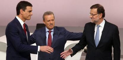 Manuel Campo Vidal junto a Sánchez y Rajoy.