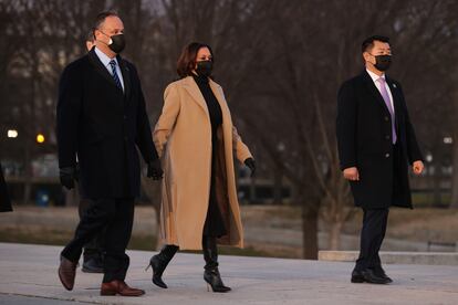 La vicepresidenta Kamala Harris y su marido, en la ceremonia por las víctimas del coronavirus el pasado 19 de enero.