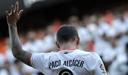 Alcácer, en la presentación del Valencia en Mestalla el 13 de agosto.