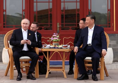 El presidente ruso, Vladímir Putin, y su homólogo chino, Xi Jinping, participan en la ceremonia del té en Pekín (China) el pasado jueves.  