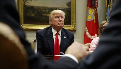 Donald Trump durante una reuni&oacute;n en la sala Roosvelt de la Casa Blanca
