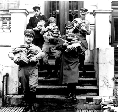 Membres del Partit Nacional Socialista Alemany recullen llibres per cremar-los, el 1933, a Hamburg (Alemanya)