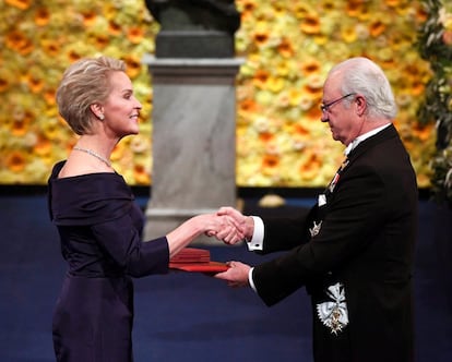 La laureada en química, Frances H. Arnold recibe el premio de parte del rey Carlos Gustavo de Suecia.