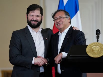 El presidente de Chile, Gabriel Boric, y el presidente de Colombia, Gustavo Petro, durante una rueda de prensa en Bogotá, el 8 de agosto de 2022.