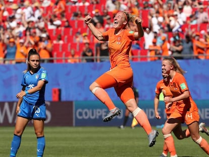 Stefanie van der Gragt celebra el segundo gol de Holanda ante Italia.