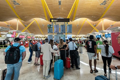 Pasajeros en la terminal 4 de Madrid-Barajas.