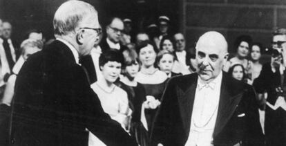 Iorgos Seferis, a la dreta, en la cerimònia de lliurament del premi Nobel de Literatura el 1963.