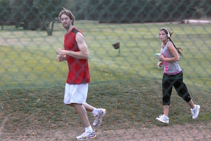 Pau Gasol y Silvia López, su novia desde hace ya un año, están pasando en España sus vacaciones y se encuentran en Galicia, hasta donde llegaron para visitar a la familia de la joven animadora de baloncesto. Pero como parece que ninguno de los dos quiere perder la forma durante el verano, salieron juntos a correr en un campo de golf de Pontevedra. Más tarde, la pareja se desplazó a la aldea de Carballo de Lor, en Quiroga (Lugo), donde Silvia quiso presentar a su novio a su familia.