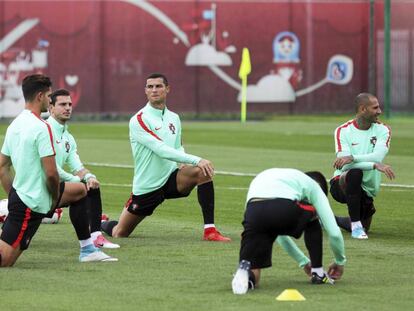 La selecci&oacute;n de Portugal durante un entrenamiento.