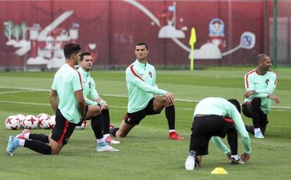 La selecci&oacute;n de Portugal durante un entrenamiento.