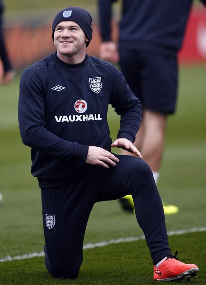 Rooney sonríe, en el entrenamiento de la selección inglesa en Burton.