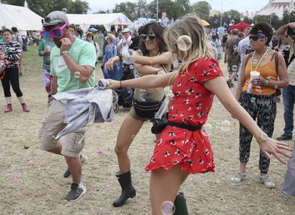 Un grupo de festivaleros bailan durante el festival de música de Glastonbury en la granja Worthy, el 23 de junio de 2017.