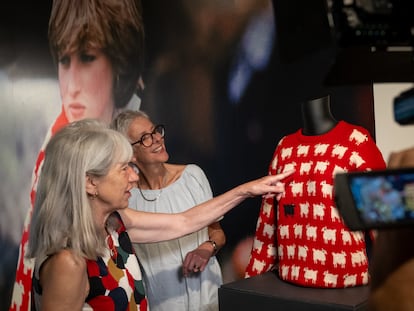 Sally Muir y Joanna Osborne, diseñadoras del suéter rojo de ovejas de Diana de Gales, en la sede de Sotheby's de Nueva York, el 7 de septiembre de 2023.