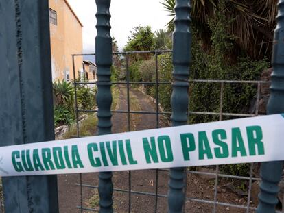 Precinto policial en la finca en Candelaria (Tenerife)  de Tomás Gimeno, desparecido este viernes junto a sus dos hijas.