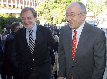 Juan Luis Cebrián (izquierda) acompaña a Fernández Ordóñez, al inicio de las jornadas.