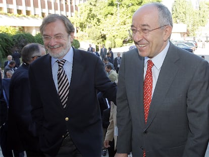 Juan Luis Cebrián (izquierda) acompaña a Fernández Ordóñez, al inicio de las jornadas.