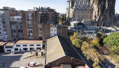 En primer término, el solar que adquirió la Sagrada Familia a Aguas de Barcelona.