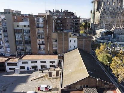 En primer término, el solar que adquirió la Sagrada Familia a Aguas de Barcelona.