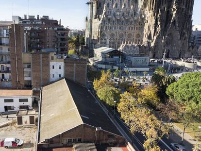 En primer término, el solar que adquirió la Sagrada Familia a Aguas de Barcelona.