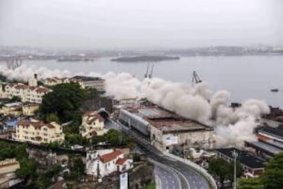 Imagen cedida de la demolición de parte de la Avenida Perimetral, una de las principales arterias de la ciudad este 24 de noviembre de 2013, en la que se habilitará una vía rápida para descongestionar el denso tráfico que a diario se registra en la zona.